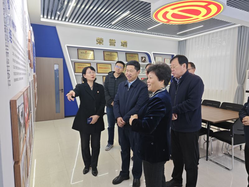 草大鸡吧的视频2025年05月08日上午 安阳市人大常委会副主任、市总工会党组书记、主席夏军一行莅临华阳电磁铁参观调研；对公司2023年全国五一劳动奖章获得者汪利娜慰问，并听取劳模工作室相关情况汇报